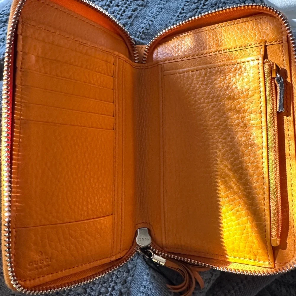 Gucci Tan Leather Zip Wallet with Embossed GG - Picture 2 of 5